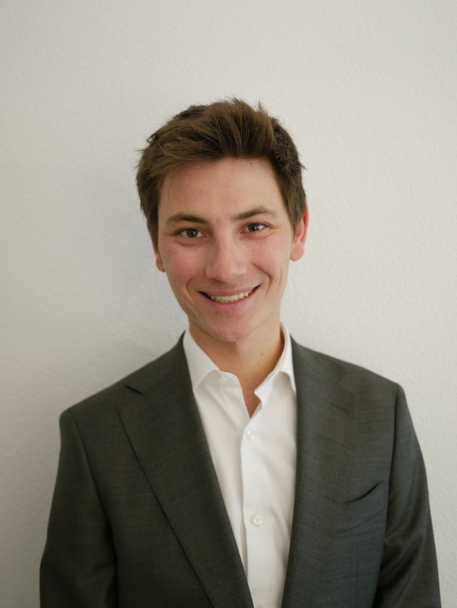 Hugo Saulnier – Gestion de projets IT et conseil IT chez CH Solutions Portrait de Hugo Saulnier, spécialiste en gestion de projets IT et stratégie IT chez CH Solutions